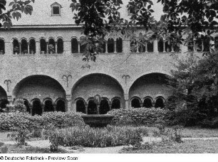 Bonn. Münster Sankt Martin (1140/1240). Kreuzgang. Teilansicht mit Brunnen