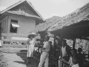 Straßenimbiß in Cebu City : Ansicht mit Gästen und der Frau des Fotografen