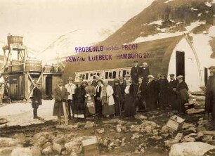 Spitzbergen. Smerenbergbucht. Touristen vor der Wellmannhütte