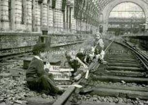 Kinder spielen auf den Gleisen im Lehrter Bahnhof