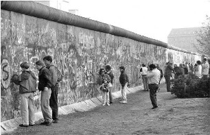 Touristen an der Mauer, Mauerspechte