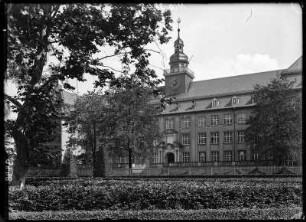 Aschaffenburg (vermutlich). Aussenansicht eines Gebäudes mit Turm und Turmuhr