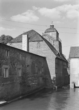 Hochofenhaus des Hüttenwerkes Peitz : Peitz. Hochofenhaus (Hochofenhalle; 1809/1810) des ehemaligen Hüttenwerkes. Blick von der Brücke über den Hammergraben