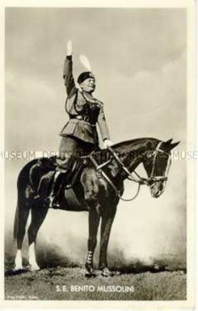 Benito Mussolini zu Pferde