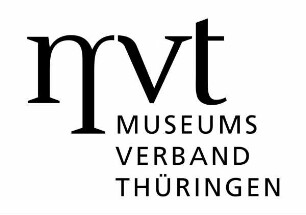 Blick ins Kirchenschiff durch Triumphbogen, 2 Emporen, Orgel