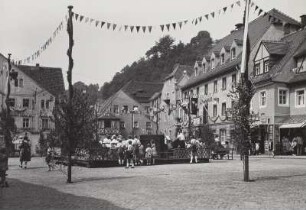 Stadt Wehlen, Marktplatz mit Rathaus, Kurkonzert am Sonntag