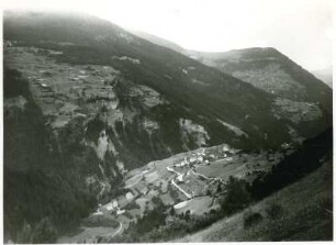 Alpen, Ostalpen, Rhätisches Hochland, Blick in die Talschlucht der Albula auf das Dorf Alvaschein