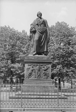 Goethe-Denkmal, Frankfurt a.M. : Goethe-Denkmal am Goetheplatz (mittlerer Teil des Roßmarktes) in Frankfurt am Main (Sockelrelief mit Motiven aus Goetes Dichtungen)