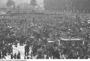 Dresden. Kommunalwahl 1961, u.a. Kundgebung auf dem Altmarkt mit Kurt Hager; Wahlwerbung und Wahlen, 17. September 1961