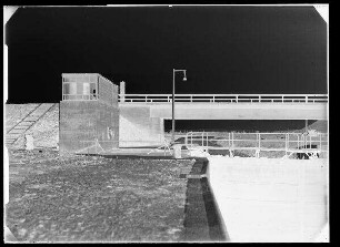Staustufe Limbach. Schleusenunterhaupt mit Antriebshäuschen, Feldwegbrücke und Steuerhaus.
