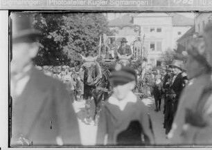 Landwirtschaftsausstellung Sigmaringen; Umzugswagen in der Antonstraße, im Hintergrund Prinzenpalais