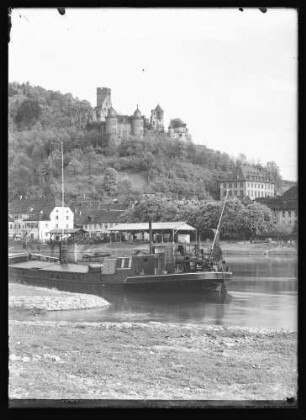 Blick auf Burg, Schiffsanlegestelle, Frachtschiff im Vordergrund