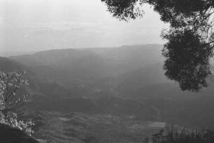 Aufstieg zum Monte Bizen : Blick in eine bergige Tallandschaft