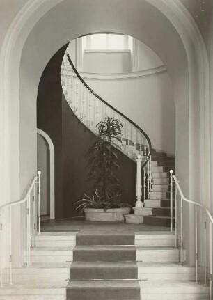 Dresden, Lingnerschloss, Innenaufnahme, Treppenaufgang : 1957 bezog der Dresdner Klub, später Dresdener Klub der Intelligenz, das Lingnerschloss. Es wurde dafür 1956/57 umgebaut.