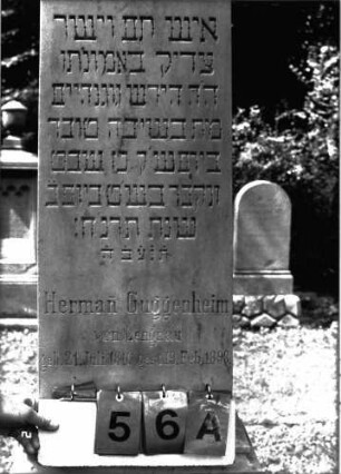 Grabstein 56 (Index: 100101490) Material: Marmor, unterster Sockelteil Kalkstein Zustand: gut Maße HxBxT: 172x58x33 cm Beschreibung: Obelisk, getreppter Sockel: Grabstein 56A