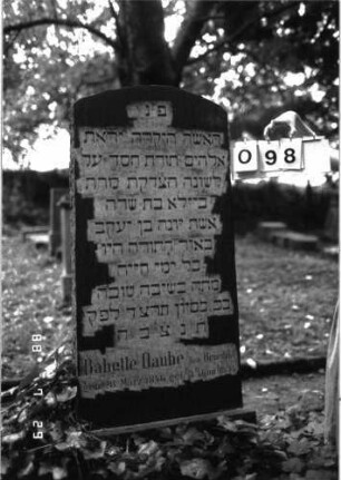 Grabstein 98 (Index: 100101328) Material: Granit Zustand: gut Maße HxBxT: 154x57x20 cm Beschreibung: Stele, Sockel, Segmentbogenabschluß: Grabstein 98