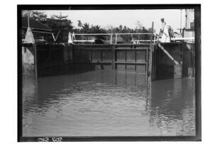 Schleuse in Thailand : Thailand. Ansicht einer Schleuse mit Schleusenwärter, eventuell am Phetchaburi-Fluss in Phetchaburi, 1908/1913