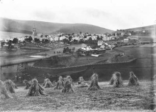 Oberwiesenthal : Oberwiesenthal. Blick über ein Getreidefeld auf die Stadt mit Hüttenbachviadukt