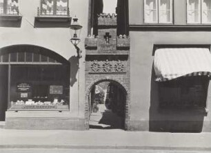 Lübeck, Bruskows Gang. Straßenfront mit Wohnhäusern (16. Jh.)