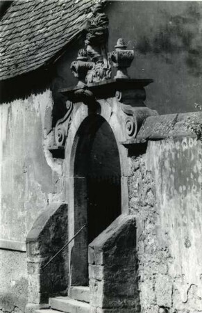 St. Barbara. Torfigur am Aufgang zur Kirche