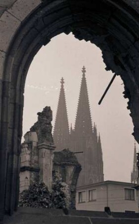 Köln: Dom-Durchblick durch Fenster; Maria in den Trümmern