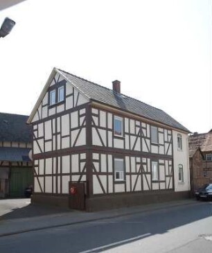 Heuchelheim, Atzbacher Straße 13