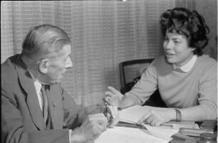 Dresden. Otto Buchwitz sitzt an seinem Schreibtisch, daneben eine junge Frau (Sekretärin ?)
