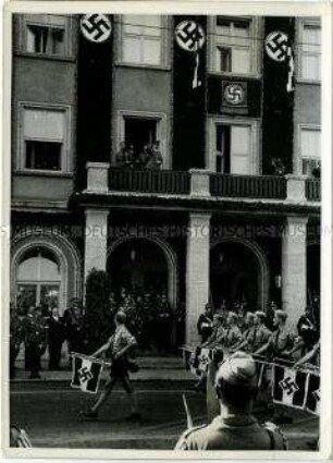 Marsch der Hitlerjungen am "Deutschen Hof" vorbei zum Reichsparteitag 1937