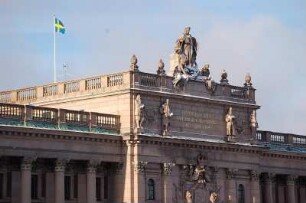 Stockholm - Reichstagsgebäude : Portal des schwedischen Reichstages mit schwedischer Fahne, aufgenommen 2006 in Stockholm
