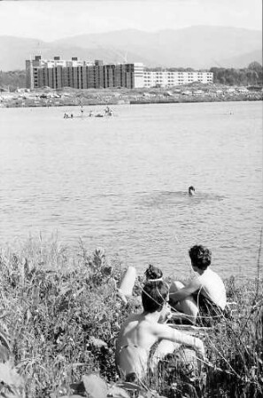Freiburg i. Br.: Baggersee Landwassermatte mit Siedlung