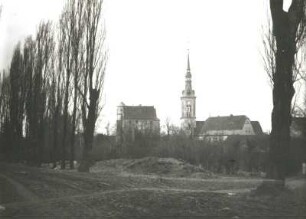 Schönfeld-Weißig. Schloss und Dorfkirche. Ansicht von Südwesten
