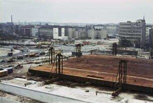 Die Neue Nationalgalerie im Bau. Dachplatte vor Anheben mit dem Lift-Slab-Verfahren. Die angehängten Stützen stellen sich in ihre endgültige Lage auf. Berlin-Tiergarten, Potsdamer Straße