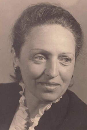 Porträt Alex Wedding (1905-1966, eigentlich Grete Weiskopf; Schriftstellerin, Kinderbuchautorin). Fotografie 1955. Dresden: Deutsche Fotothek