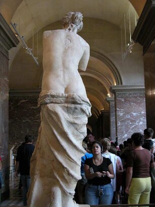 Museum Louvre, Besucherinnen vor der Venus von Milo
