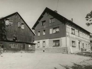 Beierfeld (Kreis Schwarzenberg), August-Bebel-Straße 47. Gehöft. Gewerbegebäude und Wohnstallhaus. Hofansicht