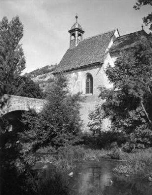 Bad Mergentheim, An der Tauber. Wolfgangskapelle (1508/1510). Ansicht über die Tauber