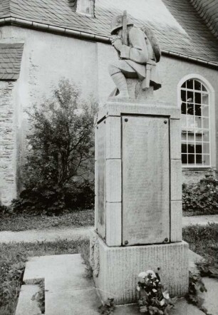 Denkmal für die Gefallenen des 1. Weltkrieges : Denkmal für die Gefallenen des 1. Weltkrieges. Kalkstein (nach 1918). Großolbersdorf (Kreis Zschopau), Friedhof