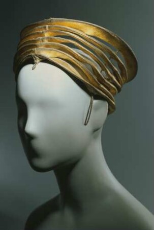 Turbanähnliche Kopfbedeckung aus Goldlamé, aus sieben Reifen bestehend (Archivtitel)