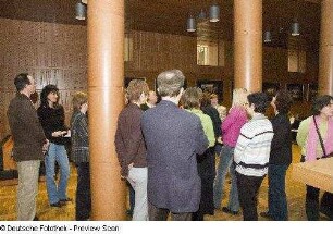 Tagungsteilnehmer während einer Führung (Ebene -2)