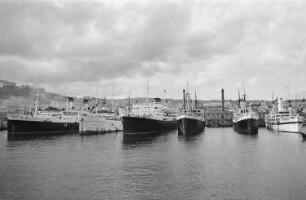 Reisefotos Italien. Schiffe im Hafen von Neapel