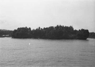 Sumatra : Blick vom Meer auf eine besiedelte Küstenlandschaft