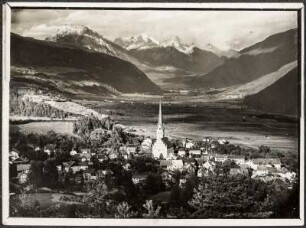 Östereich, Imst. Blick auf den Ort mit Katholischer Pfarrkirche Maria Himmelfahrt gegen das Wettersteingebirge