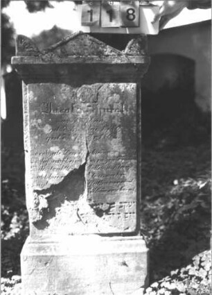 Grabstein 118 (Index: 99788794) Material: Sandstein Zustand: sehr stark verwittert mit sehr großem Textverlust Maße HxBxT: 119x58x14 cm: Grabstein 118