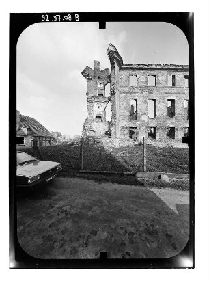 Dargun. Schloßruine (Zerstörung 1945). Teilansicht mit Eckturm von Westen