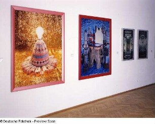 Raumaufnahme : Bailarina und El Chico; 1998 von David Byrne; Sculpture von Pascal Kern. Raumaufnahme in der Ausstellung: True Fictions - Inszenierte Fotokunst der 1990er Jahre. Kunst Haus Dresden, Galerie für Gegenwartskunst, 16.08.2002-27.10.2002