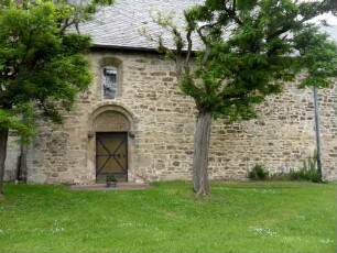 Rhena-(Evangelische Kirche ) - Langhaus über Traufseite Süd mit romanischen Portal in Übersicht