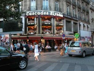 Champs Elysees abends
