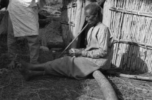 Pfeife rauchende Frau : Eine alte Frau der Oromo sitzt vor einer Hütte und raucht eine Pfeife.