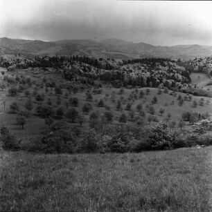 Ebringen: Blick von der Berghauser Kapelle bei Ebringen gegen Belchen