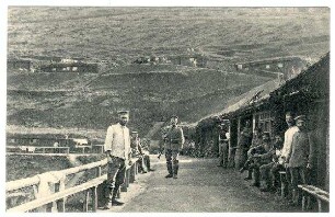 Nr. 878: Unterstände am Hang